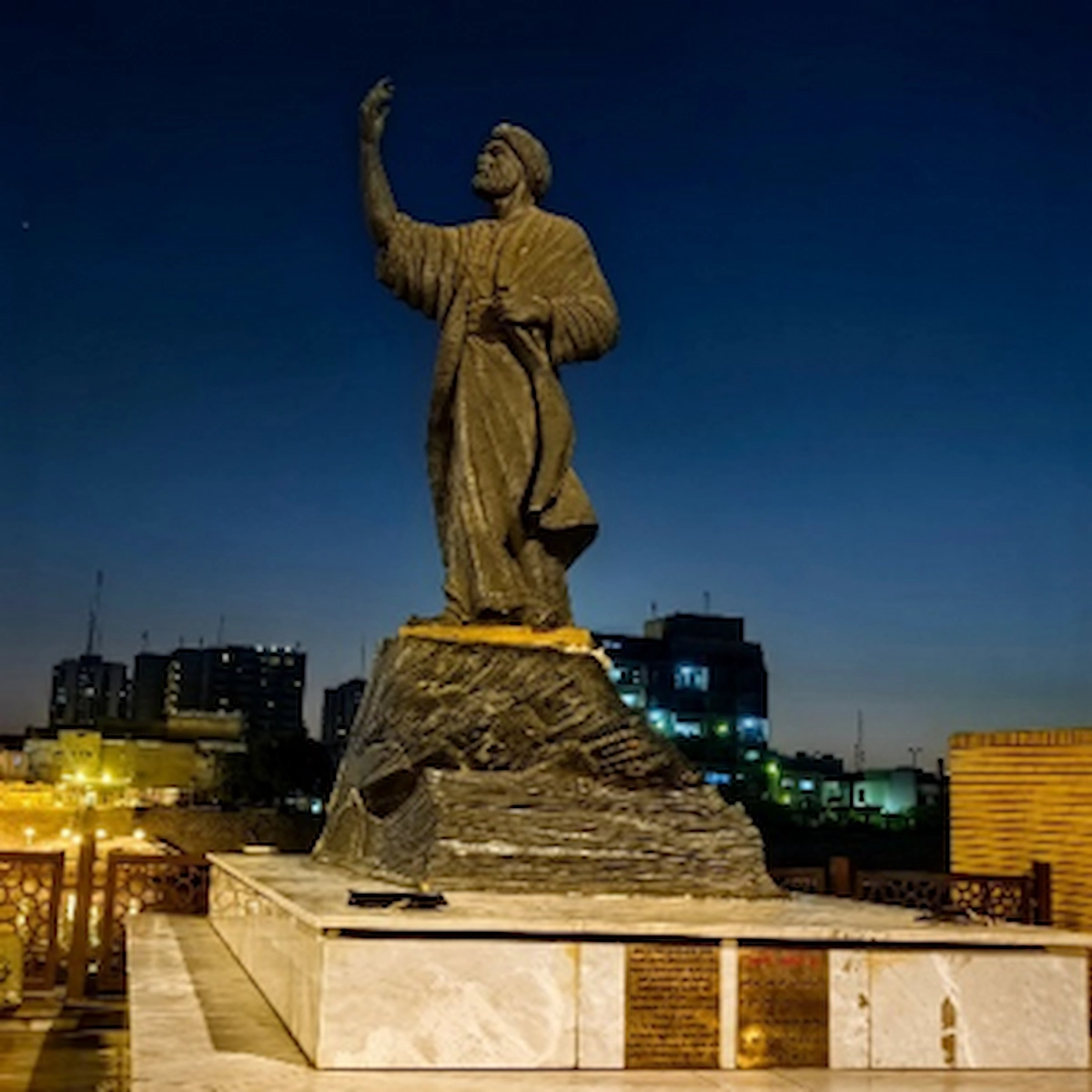 statue