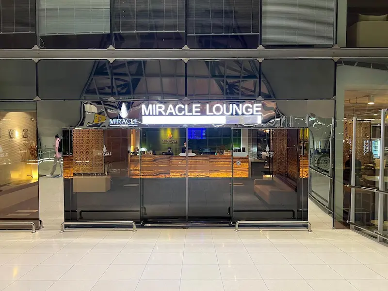 Miracle Lounge at Bangkok Suvarnabhumi Airport: Access and Booking