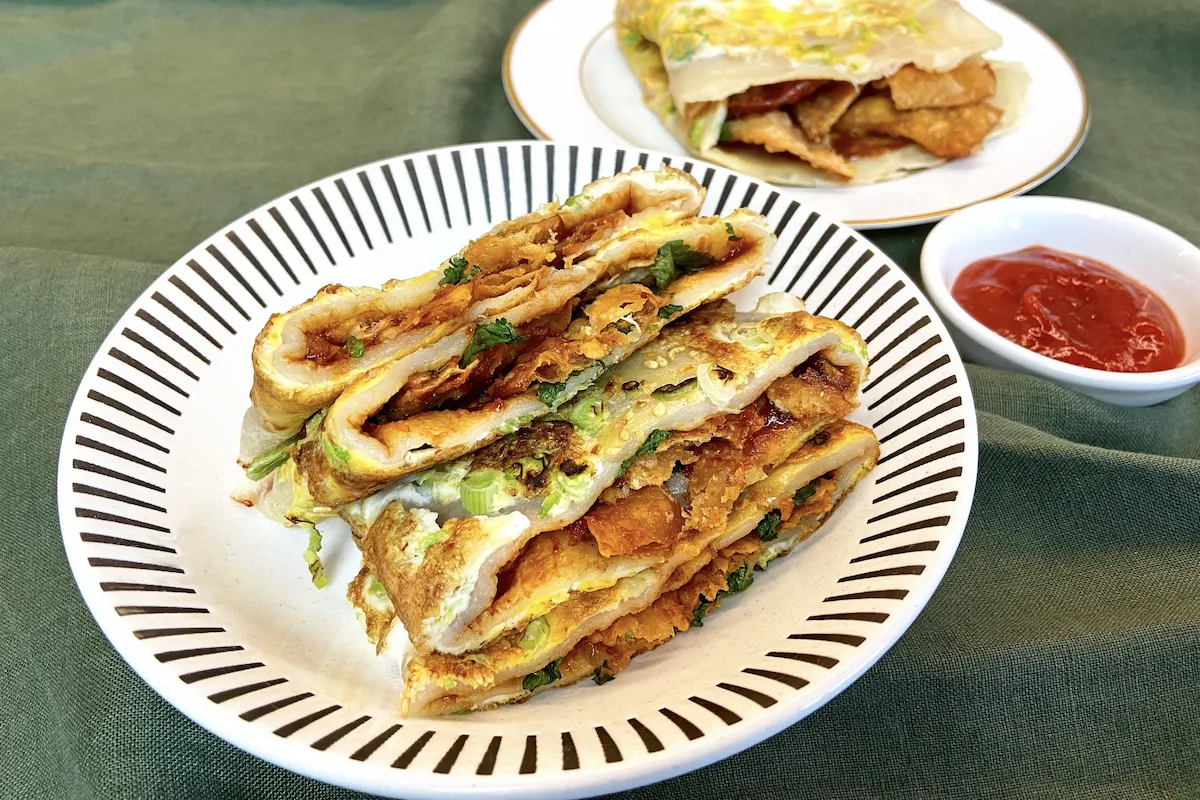Jianbing served with sauce