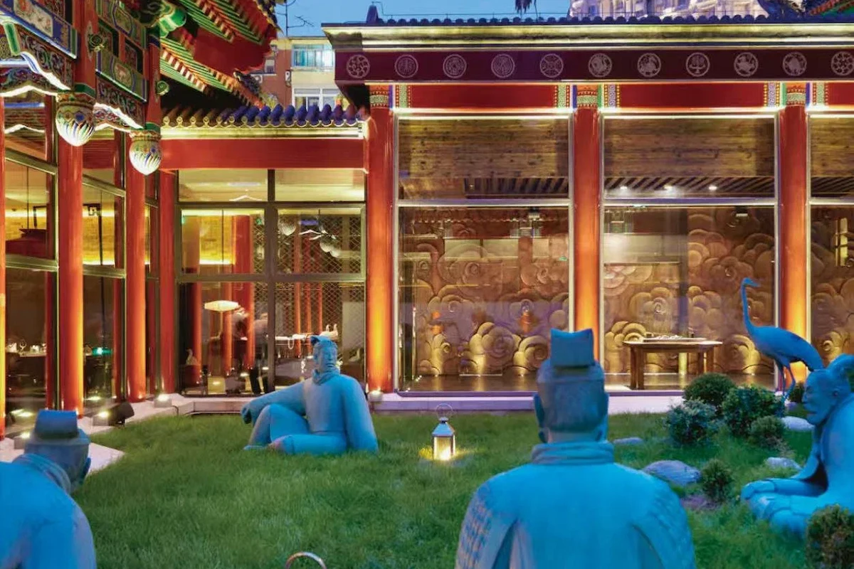Duck de Chine garden with statues