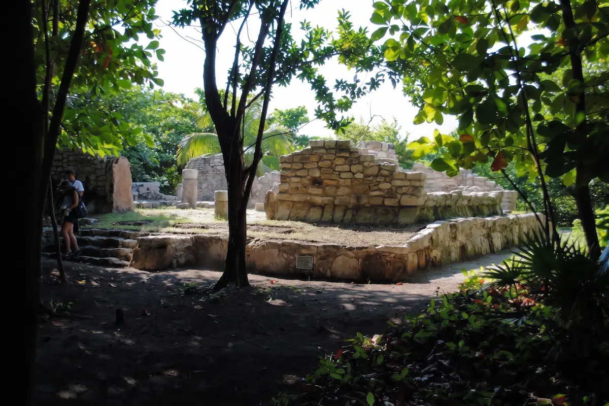 San Miguelito ruins and the Museo Maya de Cancun