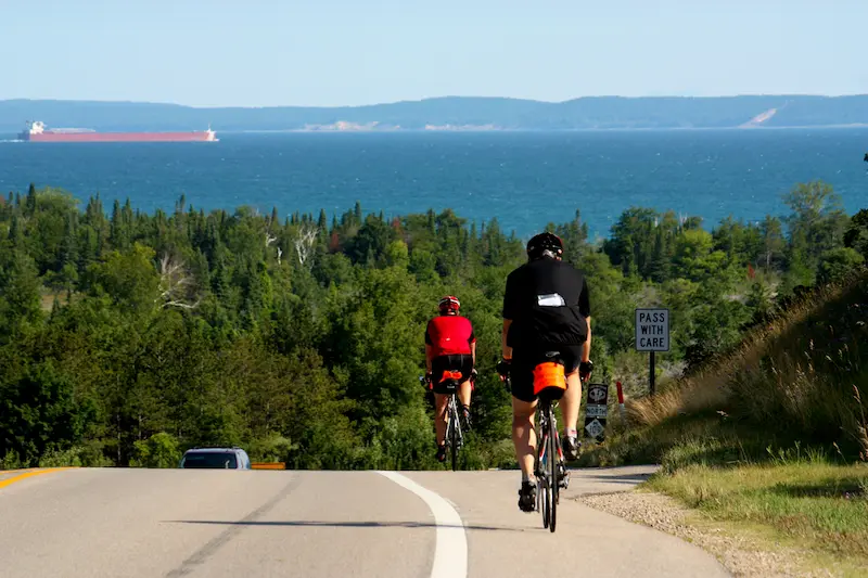 Runners and cyclists on Chicago’s Lakefront Trail