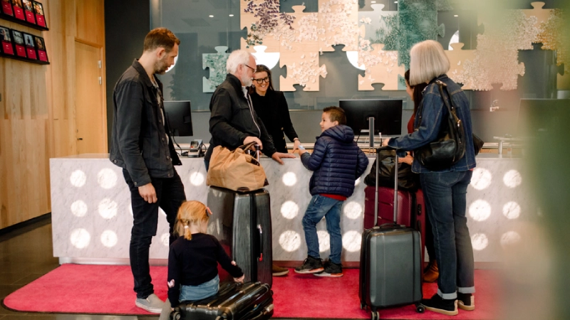 How to Add Guests to Your Airport Lounge Access