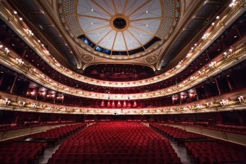 London's Nighttime Drama: A Theatrical Journey Through the City's Heartbeat