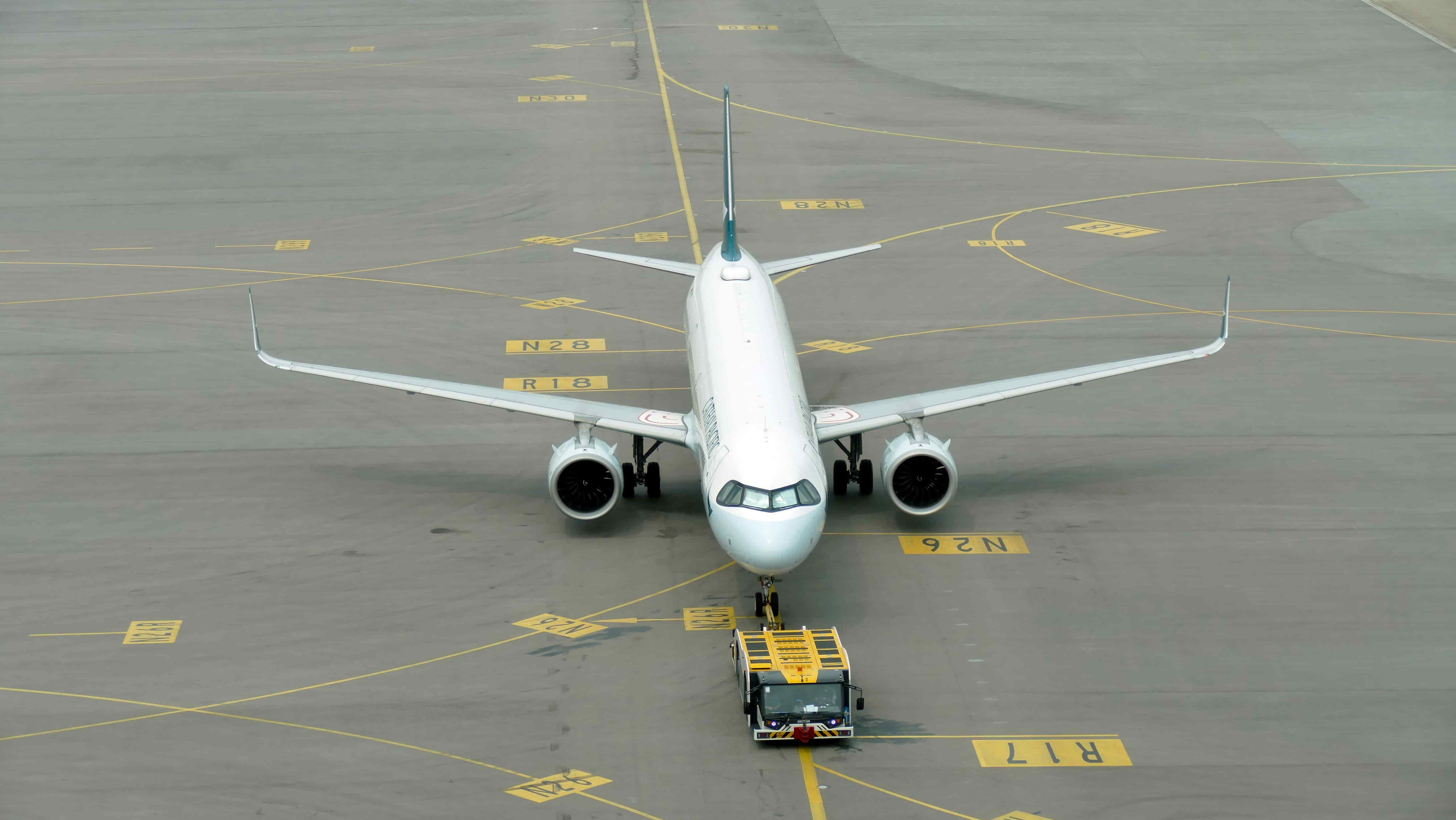 hkg airlines and terminals