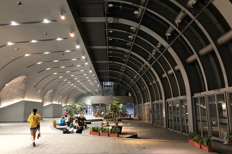 hong kong international airport waiting hall