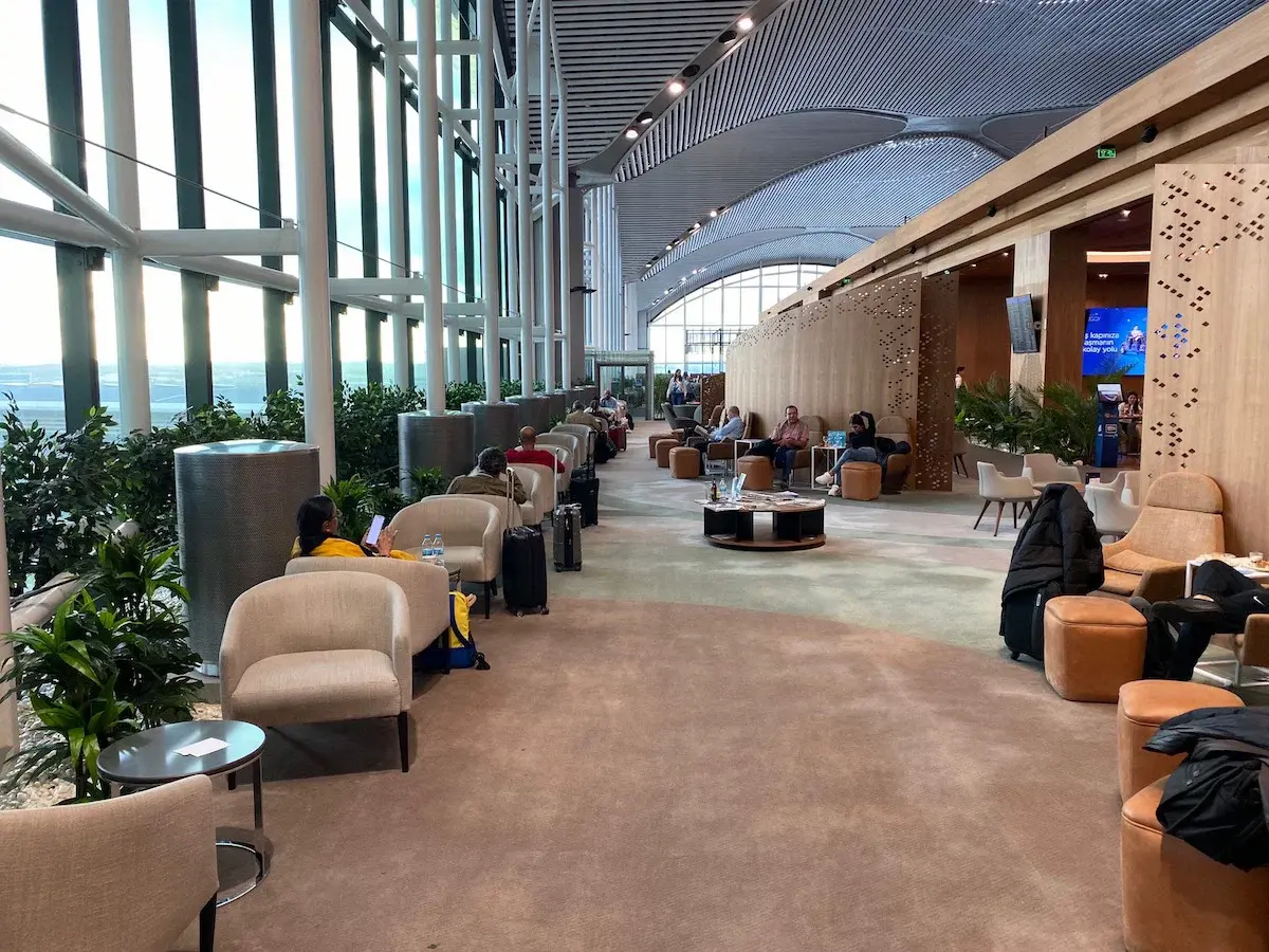 IGA Premium Lounge Workstations and Meeting Rooms