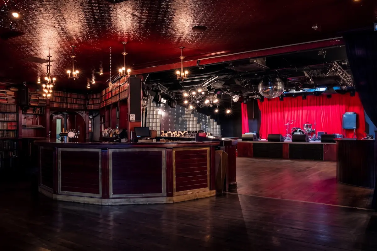 Live Music at Sixteen Tons in Moscow