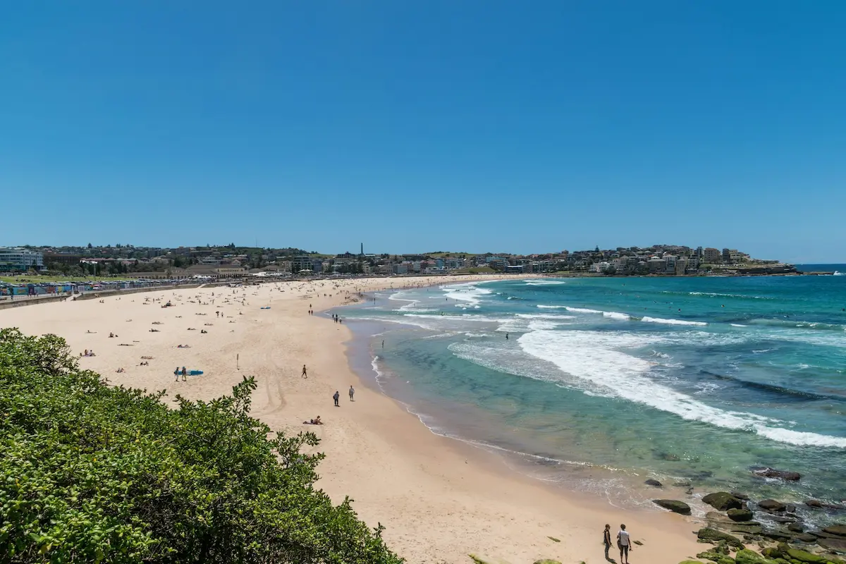 Bondi to Coogee coastal walk along sandstone cliffs